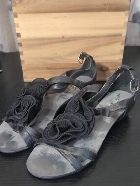 Fergie Black Floral Rosette Ankle-Strap Sandals Clean Me